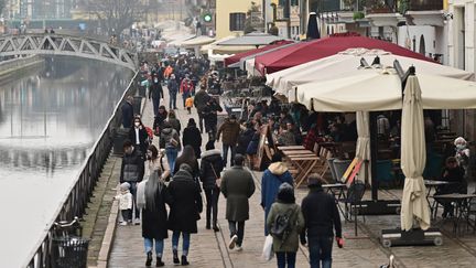 Les quais des de Milan (Italie), le 6 février 2021 où les terrasses des restaurants et cafés sont ouvertes, plus d'un mois avant l'annonce d'un reconfinement. (MIGUEL MEDINA / AFP)