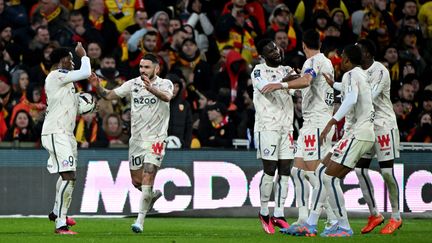 La joie lilloise après l'égalisation de Jonathan David à Lens, le 4 mars 2023. (FRANCOIS LO PRESTI / AFP)