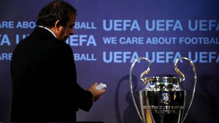 Michel Platini, président de l'UEFA avec le trophée de la Ligue des Champions