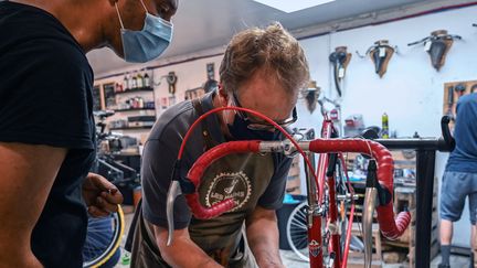 Un employé travaille dans un atelier de réparation de vélos à Lille, le 14 septembre 2020. Photo d'illustration. (DENIS CHARLET / AFP)