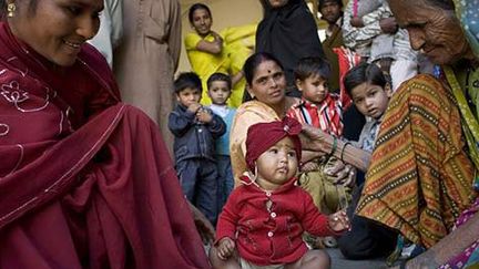 En Inde, on dit des filles qu'elles sont la fortune des autres : «Avoir une fille, c'est arroser le jardin de son voisin». Cette petite fille a eu la chance d'avoir une grand-mère qui l'a arrachée des mains du père alors qu'elle était destinée à mourir noyée dans la rivière de la ville. (Photos : Caroline Poiron pour Géopolis.)