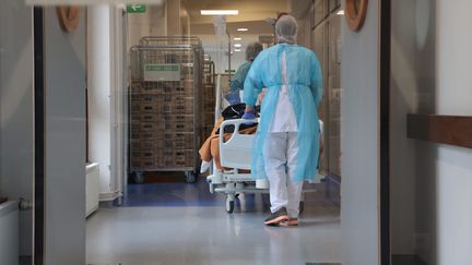 Un nouveau patient atteint par le Covid-19 arrive dans le service de réanimation médicale du GHR Mulhouse Sud-Alsace, vendredi 3 décembre 2021. (DAREK SZUSTER / MAXPPP)