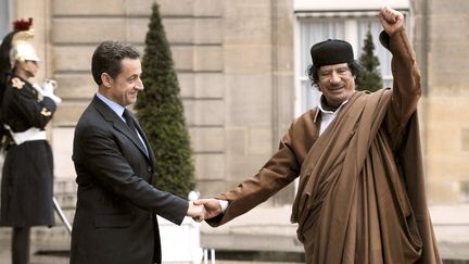 L'ancien président de la République, Nicolas Sarkozy, et l'ancien dirigeant libyien Mouammar Kadhafi, le 10 décembre 2007 à Paris. (ERIC FEFERBERG / AFP)