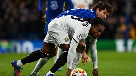 Renato&nbsp;Sanches (Lille) à la lutte avec&nbsp;Marcos Alonso (Chelsea), le 22 février 2022, lors du huitième de finale aller de Ligue des champions entre les Blues et le Losc, à Londres. (GLYN KIRK / IKIMAGES / AFP)