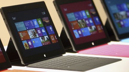 Windows 8 sera notamment disponible sur la tablette "Surface", que Microsoft lancera avant la fin 2012. (DAVID MCNEW / REUTERS)