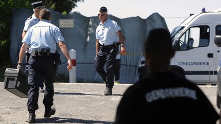 Des gendarmes enqu&ecirc;tent apr&egrave;s la d&eacute;couverte de deux corps dans un v&eacute;hicule calcin&eacute; &agrave;&nbsp;L'Isle-sur-la-Sorgue (Vaucluse), le 22 ao&ucirc;t 2013. (SYLVAIN THOMAS / AFP)