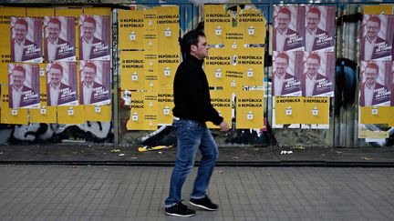 Des panneaux électoraux dans une rue de Barcelone(Espagne), le 20 décembre 2017. (ALEXANDROS MICHAILIDIS)