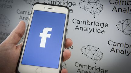 Le logo Facebook sur le fond d'écran d'un téléphone, le 7 mai 2018, et le logo (en fond) de l'ancienne firme Cambridge Analytica,&nbsp;liée à la campagne présidentielle de Donald Trump en 2016. (JAAP ARRIENS / NURPHOTO / AFP)