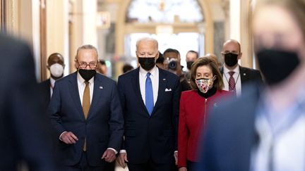 6 janvier 2022. Le président américain Joe Biden, le leader de la majorité au Sénat, le démocrate Chuck Schumer (à gauche) et la&nbsp; présidente de la Chambre des représentants,&nbsp;la démocrate Nancy Pelosi arrivent au Capitole pour la cérémonie du 1er anniversaire de l'insurrection des partisans de Trump au Congrès. (STEFANI REYNOLDS - POOL VIA CNP / CONSOLIDATED NEWS PHOTOS / MAXPPP)