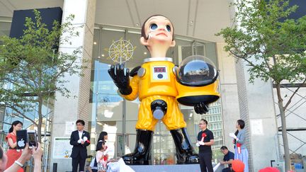 Une statue géante d'un enfant en combinaison jaune de protection contre les radiations radioactives a été installée dans la ville de Fukushima (Japon), le 3 août 2018. (FUKUSHIMA CITY PUBLIC INFORMATION / AFP)