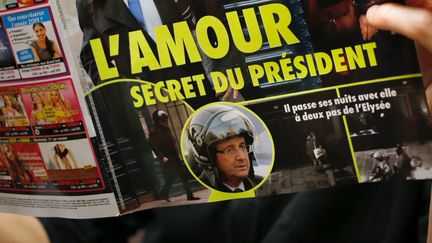 Un homme lit le magazine "Closer" du 10 janvier 2014 affirmant que Fran&ccedil;ois Hollande entretient une liaison avec l'actrice Julie Gayet. (THOMAS COEX / AFP)