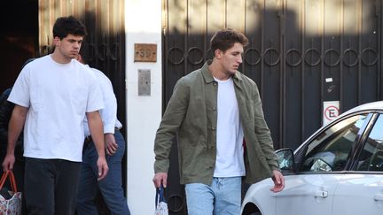 Les rugbymen français Hugo Auradou et Oscar Jegou quittent la maison dans laquelle ils ont purgé leur assignation à résidence à Mendoza, en Argentine, le 12 août 2024. (ANDRES LARROVERE / AFP)