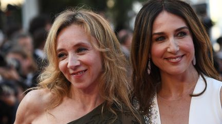 Les deux actrices françaises Julie Testud et Elsa Zylberstein complices sur le tapis rouge.
 (ANNE-CHRISTINE POUJOULAT / AFP)