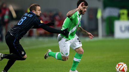 Vieirinha (Wolfsbourg) et Palacio (Inter Milan) à la lutte (RONNY HARTMANN / AFP)