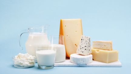 Divers produits laitiers : lait, yaourts, fromages, etc. Image d'illustration. (FOODCOLLECTION GESMBH / AFP)