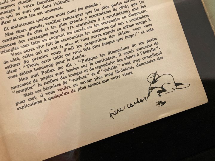 Extrait d'un album du Père Castor à découper, avec la lettre adressée aux enfants, signée du Père Castor,&nbsp;exposé à la galerie Gallimard à Paris dans l'exposition&nbsp;"Père Castor, Histoires d'hier et d'aujourd'hui", septembre 2021 (Laurence Houot / FRANCEINFO)