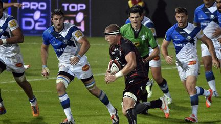 Imanol Harinordoquy (Stade Toulousain) face à la meute castraise (PASCAL PAVANI / AFP)