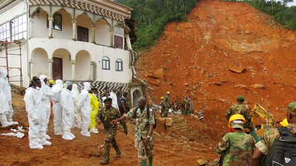 Glissement d'un pan entier de colline dans le quartier Regent de Freetown
Les services de secours se sont efforcés, le 15 août 2017, de rechercher des survivants dans les décombres de plusieurs quartiers de la capitale sierra-léonaise. Les bidonvilles, accrochés aux collines, ont été balayés par des coulées de boue et des torrents d'eau dévastateurs. Il s'agit maintenant, selon les autorités, d'enterrer rapidement les morts afin de limiter les risques d'épidémies.  (SAIDU BAH / AFP)