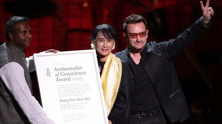 Aung Sa Suu Kyi faite &quot;ambassadeur de conscience&quot; à Dublin, avec Bono (à droite) et Sail Shetty, secrétaire général d&#039;Amnesty International (à gauche)
 (Peter Muhly / AFP)