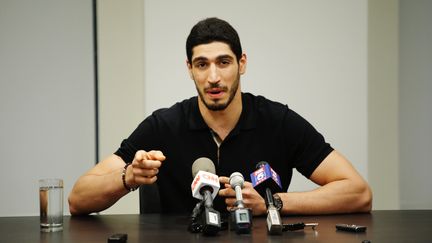 De retour aux Etats-Unis, Enes Kanter a tenu une conférence de presse pour exprimer son point de vue. (EDUARDO MUNOZ ALVAREZ / GETTY IMAGES NORTH AMERICA)