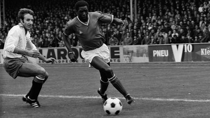 Le joueur de Saint-Etienne, Salif Keita, lors d'un match contre le Red Star en 1969 (UNIVERSAL / SYGMA / GETTY IMAGES)