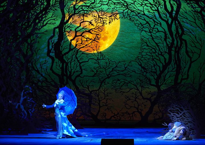 Hansel et Gretel, opéra de Engelbert Humperdinck, mise en scène Adrien Noble, costumes de Anthony Ward. Opéra de Vienne, 2015.
 (Opéra d&#039;État de Vienne / Michael Pöhn)