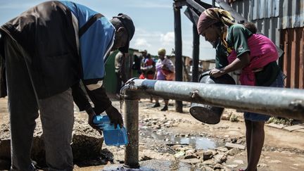 Des Sud-africains viennent chercher de l'eau à un robinet, en 2015.&nbsp; (MUJAHID SAFODIEN / AFP)