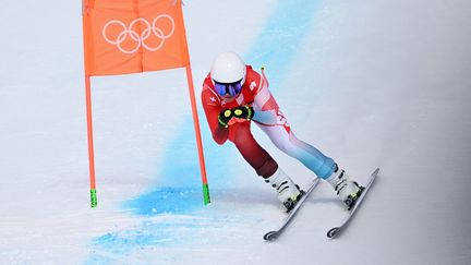 La skieuse suisse&nbsp;Corinne Suter, le 15 février 2022, lors de la descente olympique, aux Jeux de Pékin. (JOE KLAMAR / AFP)