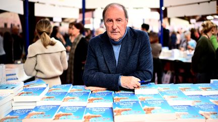 L'auteur Christian Signol à la 41e Foire du livre de Brive, à Brive-la-Gaillarde (France), le 10 novembre 2023. (CHRISTOPHE ARCHAMBAULT / AFP)