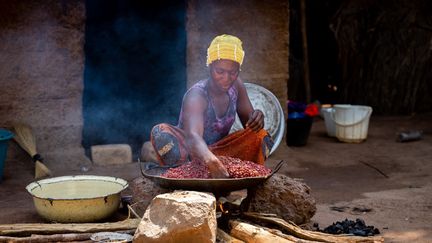 Torréfier les arachides est une activité importante pour de nombreuses personnes à Paoua. Car dans la préfecture de l'Ouham-Pendé, à 500 kilomètres de la capitale Bangui, la majorité des habitants dépend pour survivre de la culture de cette légumineuse.&nbsp; &nbsp; (BARBARA DEBOUT / AFP)