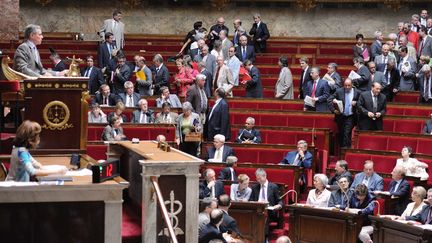 Des d&eacute;put&eacute;s de gauche quittent l'h&eacute;micycle lors d'une s&eacute;ance de questions au gouvernement, le 6 juillet 2010 &agrave; Paris. (ERIC FEFERBERG / AFP)