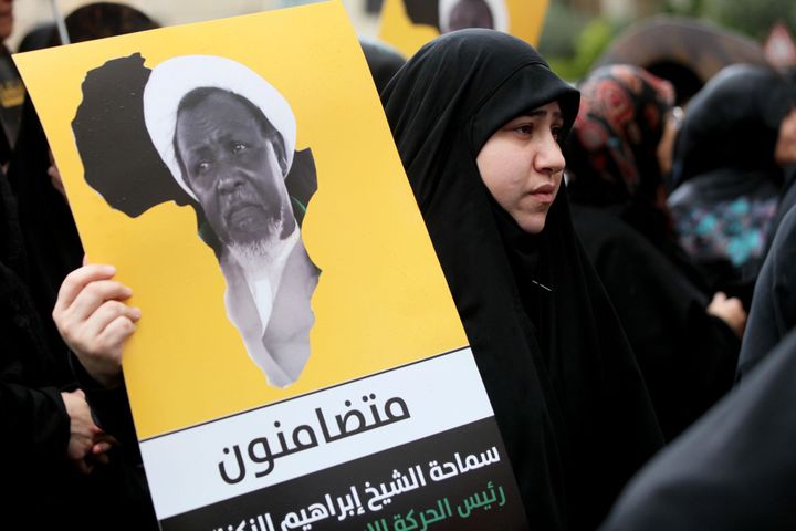 Le portrait du chef chiite nigérian, Ibrahim Zakzaky, brandi par une militante chiite libanaise lors d'une manifestation à Beyrouth, le 19 décembre 2015, contre son arrestation au Nigeria. (Ratib Al Safadi/ANADOLU AGENCY/AFP)