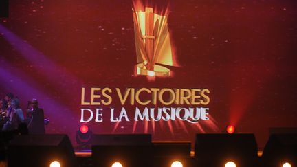 Le trophée des Victoires de la musique, sur un écran géant, le 6 mars 2010 au Zénith de Paris. (AFP/LIONEL BONAVENTURE)