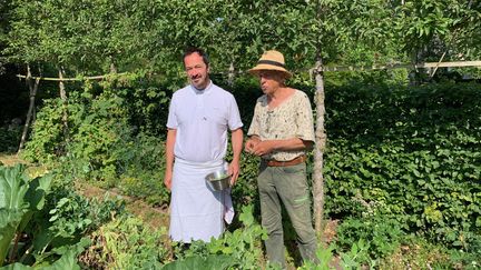 Le chef étoilé Romain Meder et son jardinier Gérard Germaine, au domaine de Primard, en Eure-et-Loir. (BERNARD THOMASSON / RADIO FRANCE)