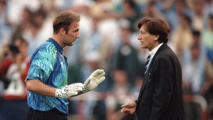 Dans les buts, le jeune Fabien Barthez a la confiance de "Raymond-la-science", le coach marseillais. A 22 ans, il sera l'une des révélations de cette finale, tenant en échec l'attaque milanaise du triple Ballon d'or, Marco Van Basten. (PATRICK HERTZOG / AFP)