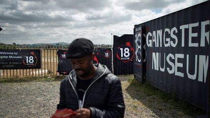 Son concepteur, Wandisile Nqeketho, est un jeune chef d'entreprise qui a grandi dans le township de Khayelitsha et qui a vu nombre de ses amis d'enfance sombrer dans le crime organisé.  (Rodger BOSCH / AFP)