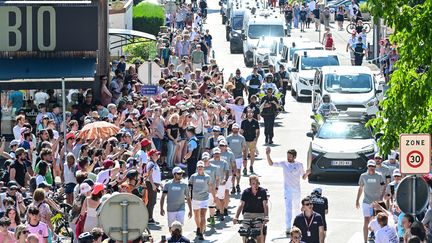 Cette fois, ce n'est pas sur un vélo mais à pied que l'enfant du pays a fait le show. Torche à la main, Thibaut Pinot salue la foule à Baume-les-Dames (Doubs), le 25 juin. (FRANCK LALLEMAND / MAXPPP)