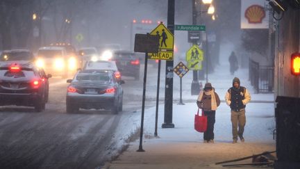 Une tempête de neige sévit dans les rues de Chicago (Etats-Unis), le 22 décembre 2022. (SCOTT OLSON / GETTY IMAGES NORTH AMERICA / AFP)