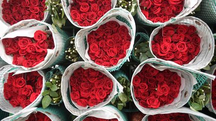 Des bouquets de roses, à Madrid. Photo d'illustration. (RAUL ARBOLEDA / AFP)