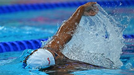 Le Français Yohann Ndoye-Brouard, en demi-finales du 50 mètres dos, à Budapest, le 24 juin 2022. (ATTILA KISBENEDEK / AFP)