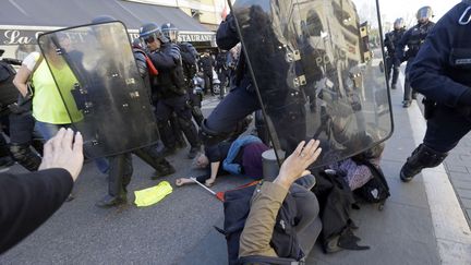 Geneviève Legay au sol après avoir été renversée par un policier, le 23 mars 2019, à Nice (Alpes-Maritimes). (CLAUDE PARIS/AP/SIPA)