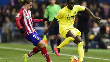 Eric Bailly, nouveau défenseur de Manchester United, à la lutte avec le Français Antoine Griezmann. 