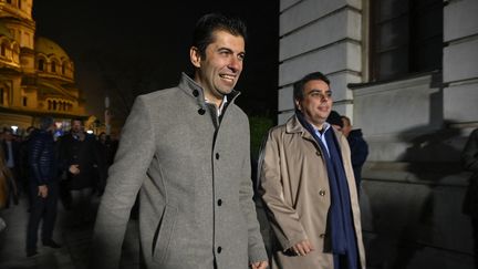 Le duo anti-corruption Kiril Petkov et Asen Vassilev, a créé la surprise aux élections législatives en Bulgarie,&nbsp;le 14 novembre 2021. (NIKOLAY DOYCHINOV / AFP)