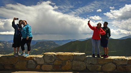 Des couples se prennent en photo dans le parc national des Montagnes Rocheuses, dans l'Etat du Colorado (Etats-Unis) le 5 août 2018. (HELEN H. RICHARDSON / DENVER POST)