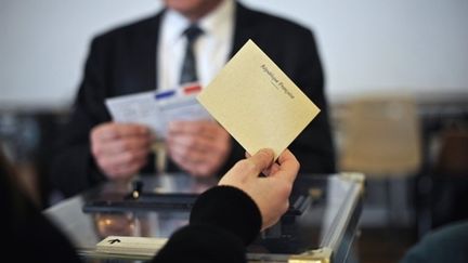 Un électeur vote lors du second tour des élections cantonales, le 27 mars 2011. (AFP - Jeff Pachoud)