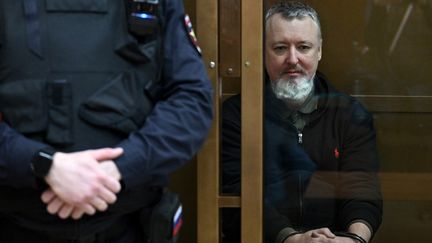 Igor Girkin avant l'audience de son verdict au tribunal municipal de Moscou, le 25 janvier 2024. (NATALIA KOLESNIKOVA / AFP)