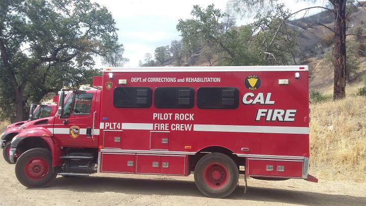 &nbsp; (Une centaine de détenus épaulent le Calfire sur le site du Rocky Fire. Des camions incendies leur sont réservés © RF / Loïc Pialat)