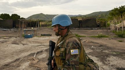 Un soldat de l'ONU patrouille dans la région entourant le village de Kafe, en Ituri, au sein de la République démocratique du Congo (RDC), le 27 mars 2018.&nbsp; (ALEX MCBRIDE / AFP)