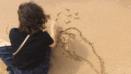 En attendant le palmarès des courts métrages,  la réalisatrice Lucrèce Andréaé dessine son personnage de Pépé le morse sur une plage cannoise.
 (France 3 Culturebox)