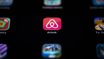 L'application Airbnb (photo d'illustration). (LIONEL BONAVENTURE / AFP)